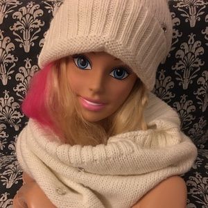 *SOLD* Victoria’s Secret beanie and scarf